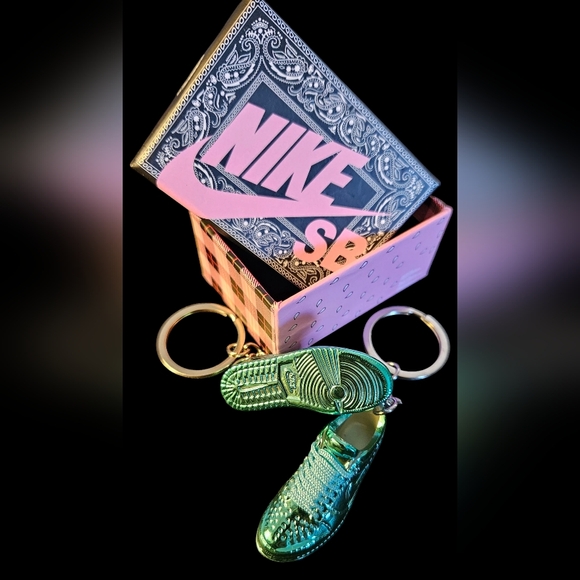 Set of 2 (1 Pair) Nike SB - Keychains with Box (Metallic Turquoise) - Picture 3 of 4